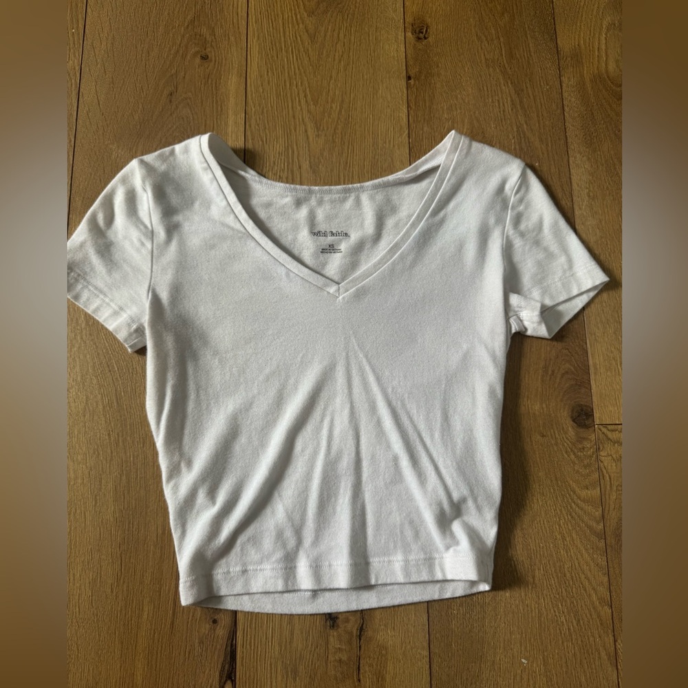 Wild Fable White V-Neck Short Sleeve Cropped Tee